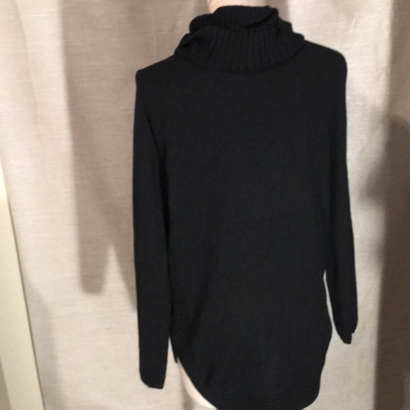 Turtleneck, curved hem soft black longsleeve tunic - Picture 5 of 6